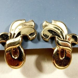 VTG MONET GOLD TONE METAL RIBBON CLIP EARRINGS
